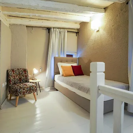 アパート Deluxe Casa Flores With Sea View & Terrace ロヴィニ